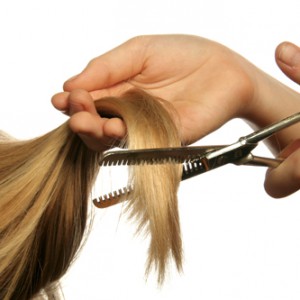 Couper les cheveux d’autrui sans son consentement !