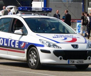 Un client mal coiffé appelle la police