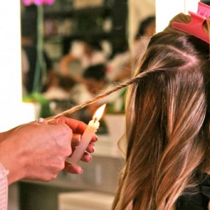 Au Brésil, les coiffeurs brûlent les cheveux pour les rendre plus beaux et plus forts
