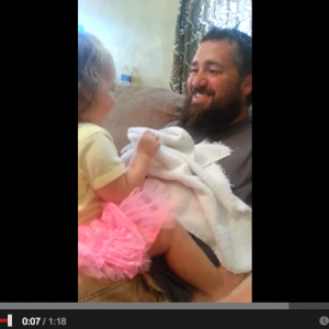 Vidéo : un papa rase sa barbe, sa petite fille ne le reconnait plus