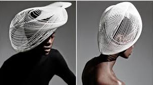 Des coiffes insolites faites de chapeaux imprimés en 3D