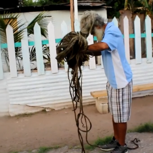 Vidéo : cet homme laisse pousser ses dreadlocks depuis 40 ans