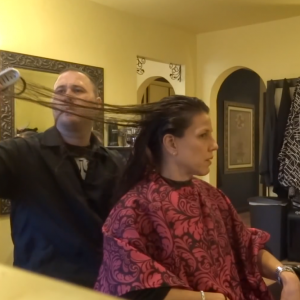 Vidéo humour : ce coiffeur piège ses clientes