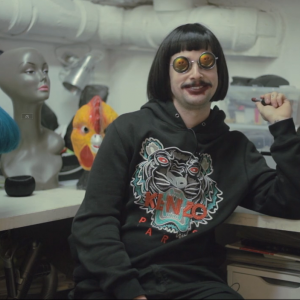 Vidéo : en immersion dans l’univers du coiffeur Charlie Le Mindu