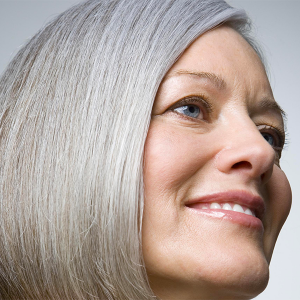 Cheveux blancs, faut-il absolument les cacher ?