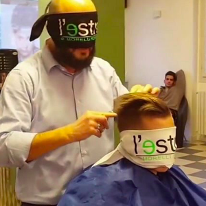 Remigio Morelli, le coiffeur qui se bande les yeux