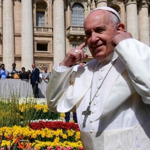 Le pape François demande aux coiffeurs d’éviter les potins…
