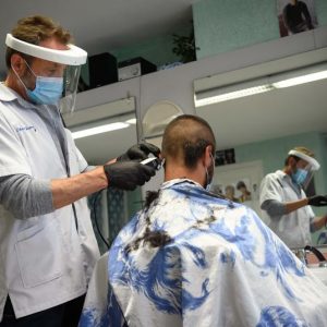 Les salons de coiffure ouvrent leurs portes en Suisse