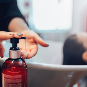 Bientôt des amendes pour abus de shampoing en salon ?
