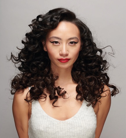 modèle avec chevelure bouclée au fer à friser