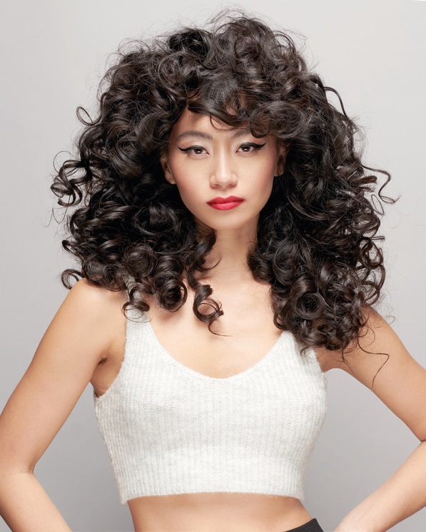 modèle avec chevelure bouclée grâce au fer à frisé