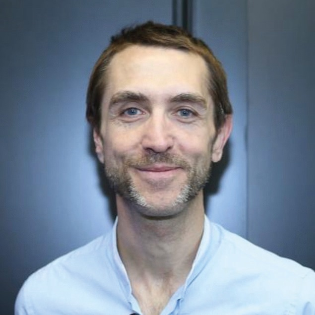 Portrait de Stan Fleutot, le directeur artistique de l'académie France et manager du salon de coiffure Toni & Guy de Passy