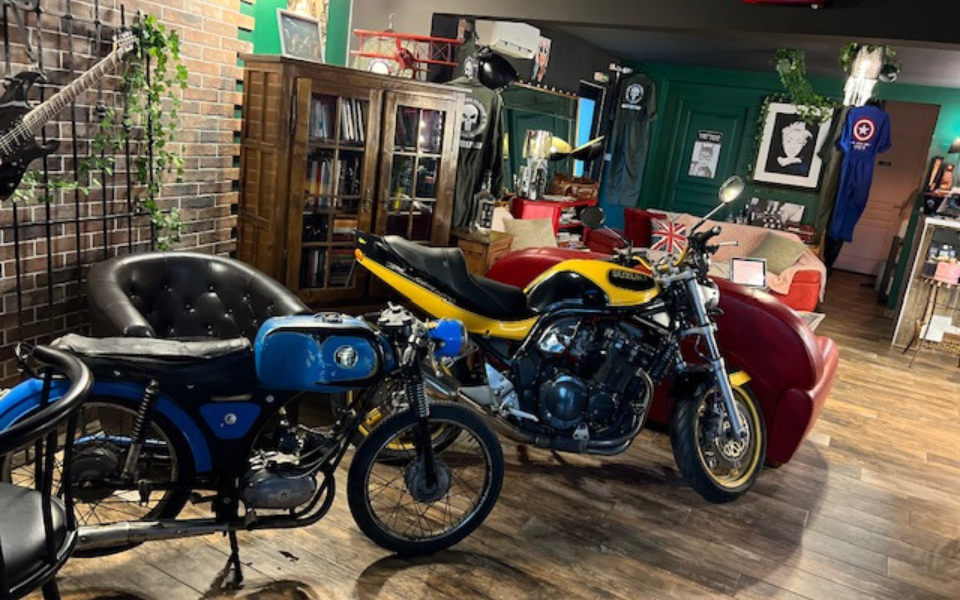 Des motos garées dans le salon en guise de décoration