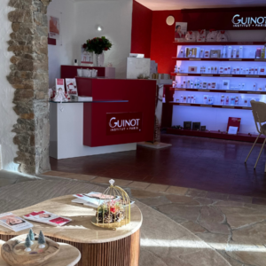 L’institut de beauté, fenêtres sur cour