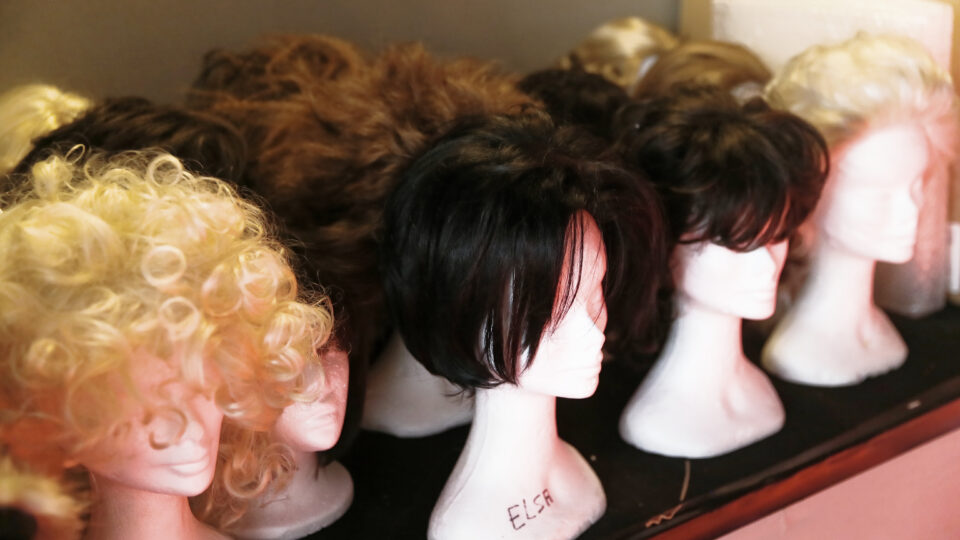 perruques travaillées par les coiffeurs de l'équipe de Thierry Deschemin